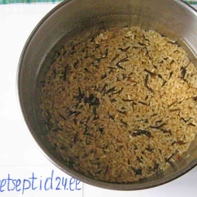 Рис с грибами в сметане на сковороде